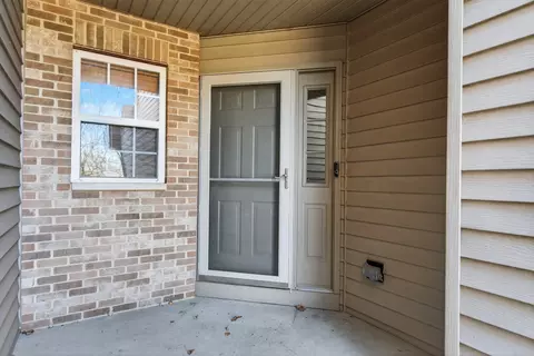 Exterior - 550 Madison Ln, Elgin, IL 60123 photo 2 of 4
