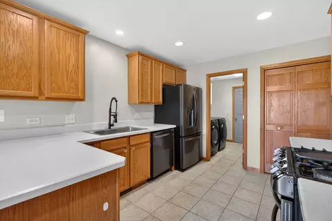 Kitchen - 550 Madison Ln, Elgin, IL 60123 photo 4 of 4