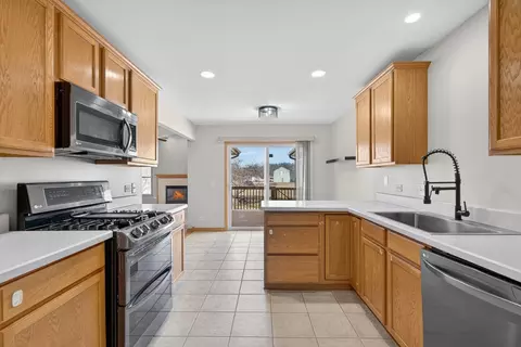 Kitchen - 550 Madison Ln, Elgin, IL 60123 photo 3 of 4