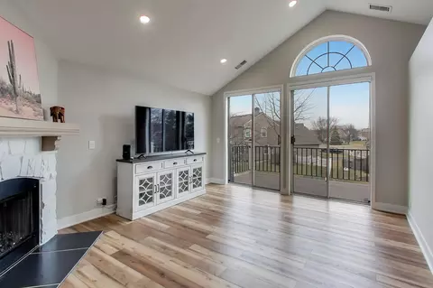 Living - 422 Cromwell Cir #2, Bartlett, IL 60103 photo 1 of 3