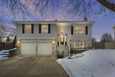 933 Columbia Ct, Carol Stream, IL 60188