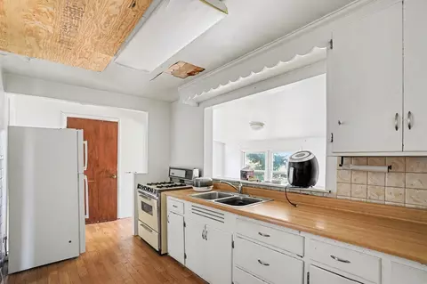 Kitchen - 8332 44th Pl, Lyons, IL 60534 photo 2 of 2