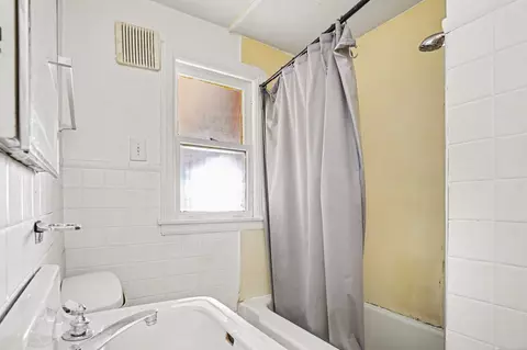 Bath - 8332 44th Pl, Lyons, IL 60534 photo 2 of 2