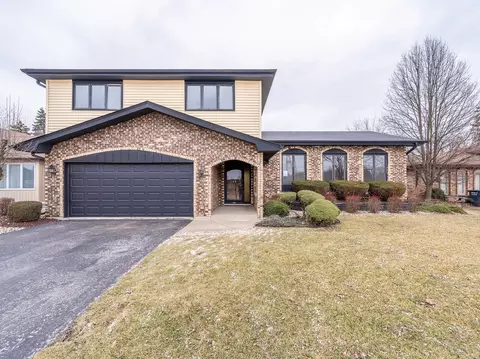 18549 Olde Farm Rd, Lansing, IL 60438