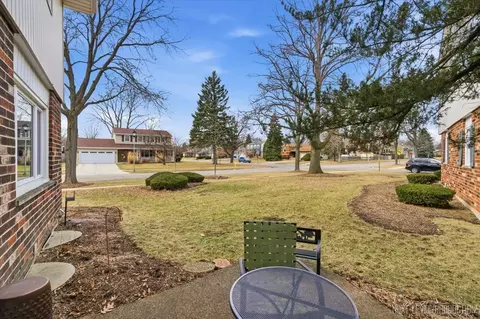 Exterior - 1601 Castbourne Ct, Wheaton, IL 60189 photo 4 of 5