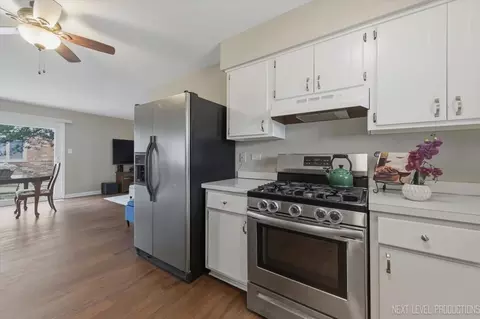 Kitchen - 1601 Castbourne Ct, Wheaton, IL 60189 photo 1 of 3