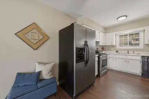 Kitchen - 1601 Castbourne Ct, Wheaton, IL 60189 photo 2 of 3