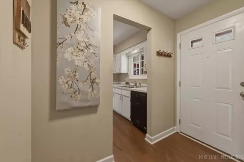 Entry Way - 1601 Castbourne Ct, Wheaton, IL 60189 photo 4 of 4