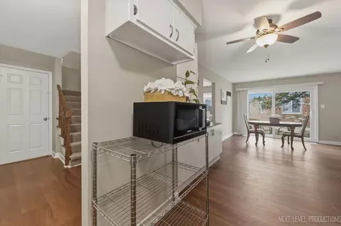 Entry Way - 1601 Castbourne Ct, Wheaton, IL 60189 photo 2 of 4