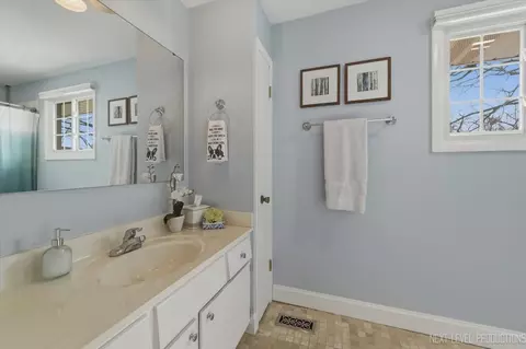 Bath - 1601 Castbourne Ct, Wheaton, IL 60189 photo 1 of 3