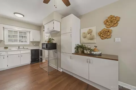 Kitchen - 1601 Castbourne Ct, Wheaton, IL 60189 photo 3 of 3