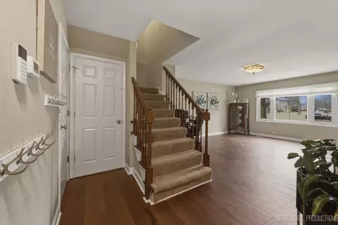 Entry Way - 1601 Castbourne Ct, Wheaton, IL 60189 photo 1 of 4