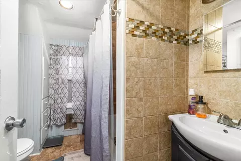 Bath - 343 Evans Ave, Aurora, IL 60505 photo 2 of 2