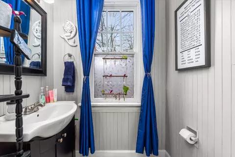 Bath - 343 Evans Ave, Aurora, IL 60505 photo 1 of 2
