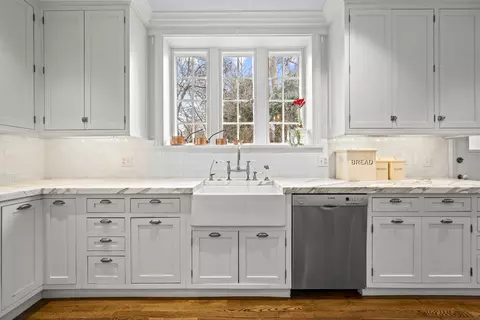 Kitchen - 331 E Witchwood Ln, Lake Bluff, IL 60044 photo 5 of 5