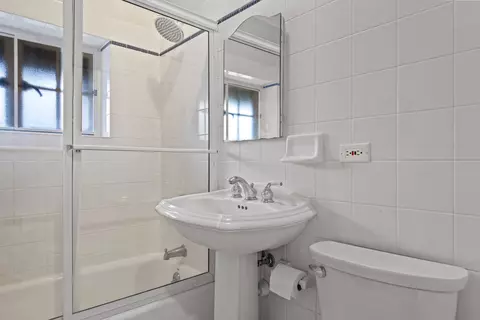 Bath - 331 E Witchwood Ln, Lake Bluff, IL 60044 photo 6 of 8