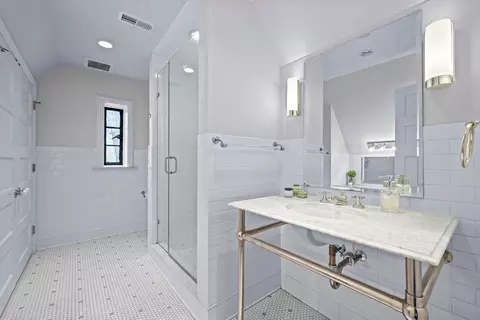 Bath - 331 E Witchwood Ln, Lake Bluff, IL 60044 photo 7 of 8