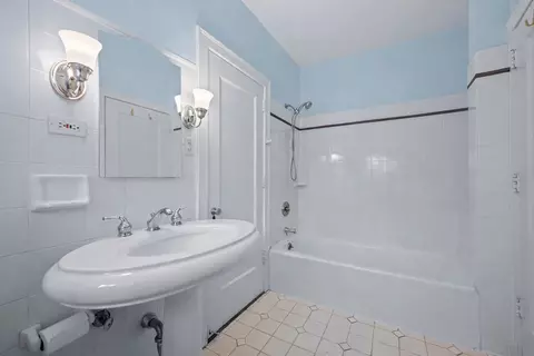 Bath - 331 E Witchwood Ln, Lake Bluff, IL 60044 photo 5 of 8