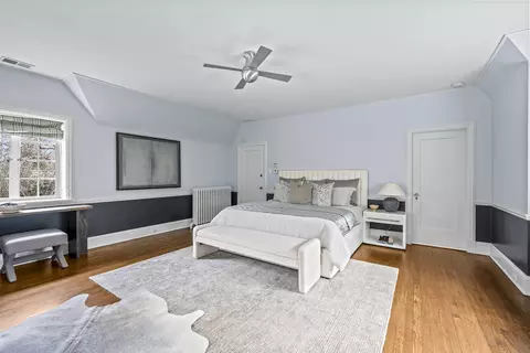 Bedroom - 331 E Witchwood Ln, Lake Bluff, IL 60044 photo 2 of 7