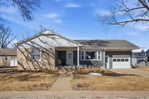 216 Central Dr, Eldridge, IA 52748