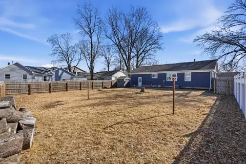 Exterior - 216 Central Dr, Eldridge, IA 52748 photo 3 of 4