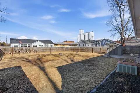 Exterior - 216 Central Dr, Eldridge, IA 52748 photo 2 of 4