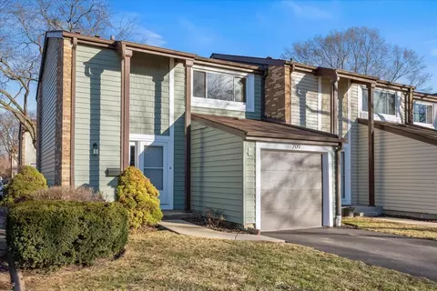 709 Lakeside Circle Dr, Wheeling, IL 60090