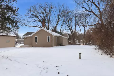 39470 N Woodland Ave, Antioch, IL 60002