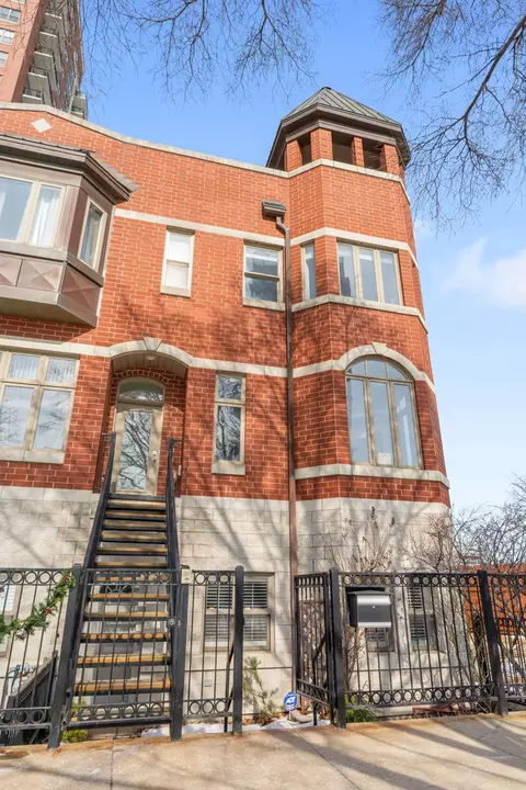 326 E 18th St, Chicago, IL 60616