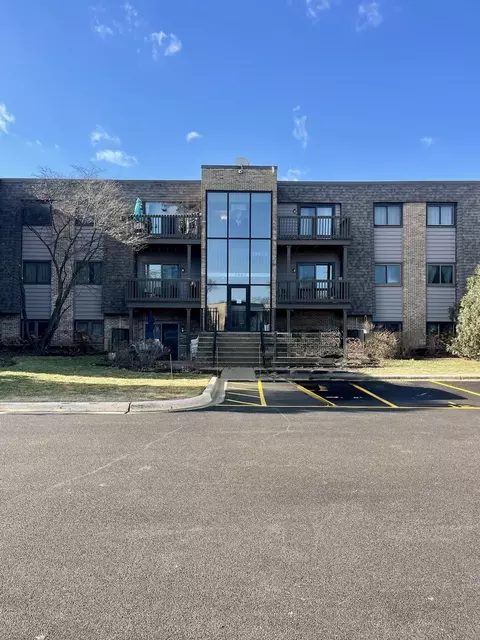 1442 Stonebridge Cir #I8, Wheaton, IL 60189
