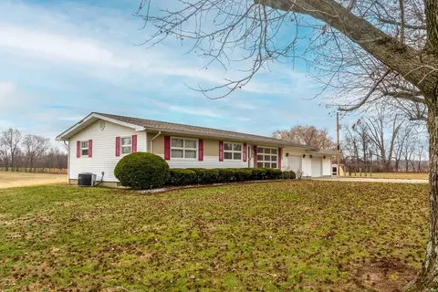 14798 Cherry St, Sesser, IL 62884