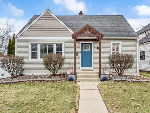 918 S Cambridge Ave, Elmhurst, IL 60126