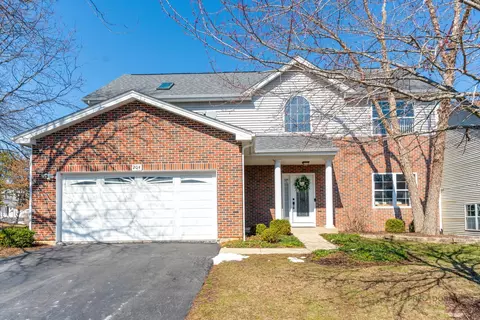 204 N Crooked Lake Ln, Lindenhurst, IL 60046