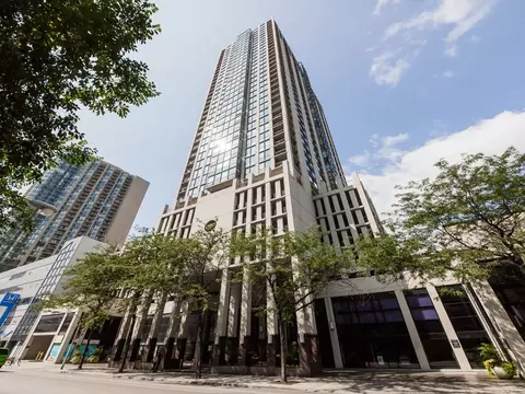 1122 N Clark St #1602, Chicago, IL 60610