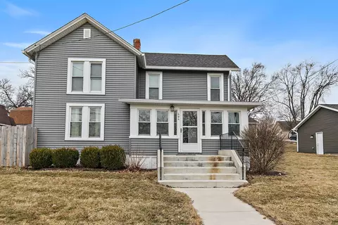 494 N Walnut St, South Elgin, IL 60177