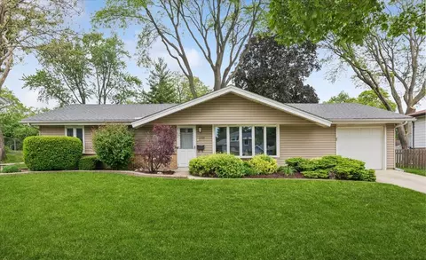 1332 W Weathersfield Way, Schaumburg, IL 60193