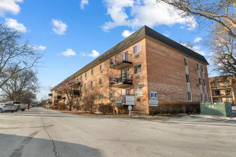 1001 N Mill St #302, Naperville, IL 60563
