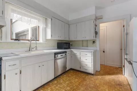 Kitchen - 117 E Washington Ave, Lake Bluff, IL 60044 photo 1 of 3