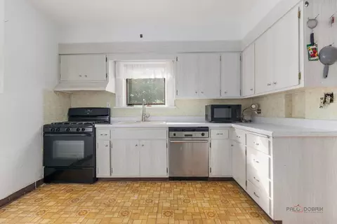Kitchen - 117 E Washington Ave, Lake Bluff, IL 60044 photo 2 of 3