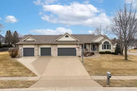 5280 Kristi Ln, Bettendorf, IA 52722