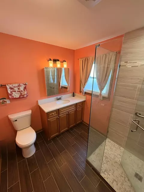 Bath - 1445 Everett Ave, Des Plaines, IL 60018 photo 1 of 2