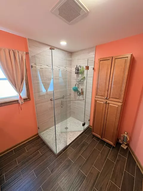 Bath - 1445 Everett Ave, Des Plaines, IL 60018 photo 2 of 2