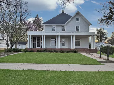 310 S 1st Ave, Forreston, IL 61030