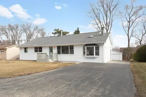 39525 N Highview Dr, Antioch, IL 60002