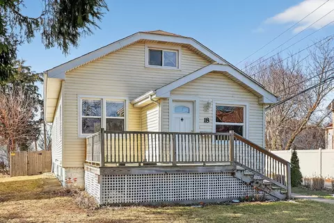 18 S Hudson St, Westmont, IL 60559