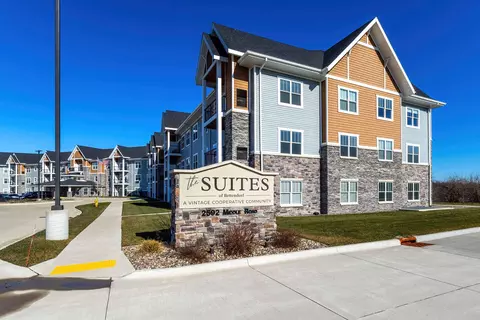 2592 Middle Rd #208, Bettendorf, IA 52722