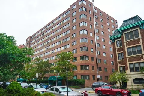 700 W Bittersweet Pl #609, Chicago, IL 60613