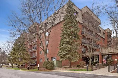 127 Acacia Cir #508, Indian Head Park, IL 60525