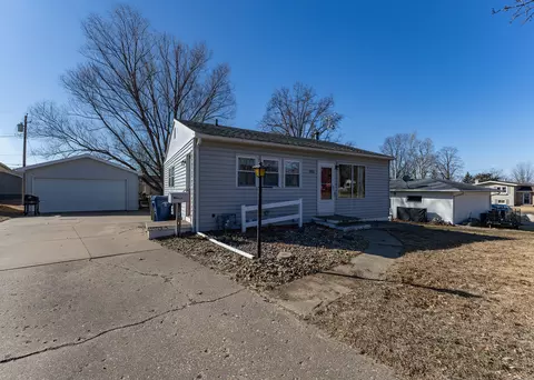 505 Highview Dr, Clinton, IA 52732