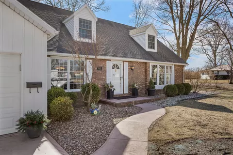 Exterior - 101 E Mansfield St, Bement, IL 61813 photo 2 of 9